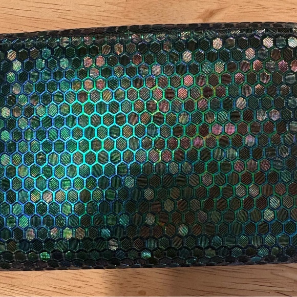 New Zealand Iridescent Wallet - Picture 2 of 5